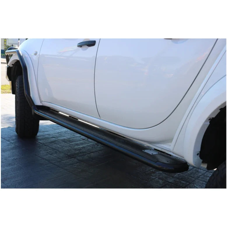 White truck featuring rockarmor steel rockslider side steps with black running board for mitsubishi triton ml/mn 2006+ dual cab